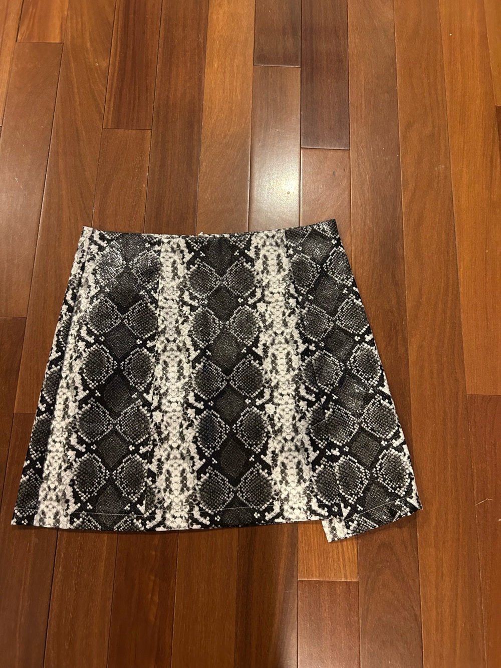 She + Sky Black and White Snake Print Mini Skirt size M